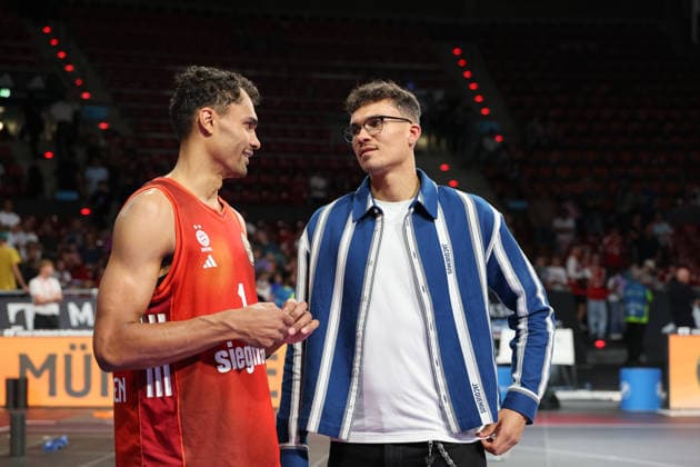 Oscar da Silva (FC Bayern Basketball, 01) mit seinem Bruder, dem NBA, Basketball Herren, USA Spieler Tristan da Silva (Orlando Magic), GER, FC Bayern Basketball vs. EWE Baskets Oldenburg, Basketball, easycredit Basketball Bundesliga, 34. Spieltag, Saison 2025 2026, 10.05.2026, GER, FC Bayern Basketball vs. EWE Baskets Oldenburg, Basketball, easycredit Basketball Bundesliga, 34. Spieltag, Saison 2025 2026, 10.05.2026 Muenchen Copyright: xEibner-Pressefoto JennixMaulx EP_JML