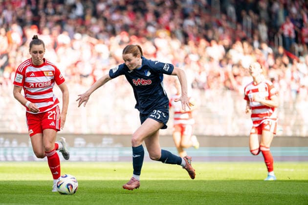 GER, 1. FFBL, 1. FC Union Berlin vs TSG 1899 Hoffenheim 10.05.2026, Alte Försterei, Berlin, GER, 1. FFBL, 1. FC Union Berlin vs TSG 1899 Hoffenheim, im Bild Nikee Diana van Dijk (TSG Hoffenheim, 25) am Ball vor Anna Weiß (Union Berlin, 21), DFB regulations prohibit any use of photographs as image sequences and or quasi-video