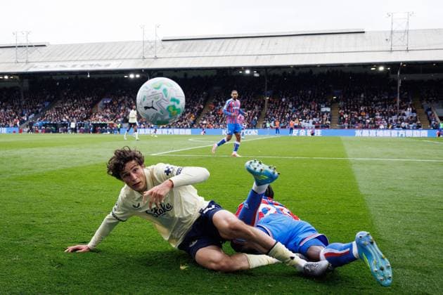 Merlin Rohl of Everton and Jaydee Canvot of Crystal Palace battle for the ball Crystal Palace v Everton, Premier League, Football, Selhurst Park, London , UK - 10 May 2026London Selhurst Park United Kingdom EDITORIAL USE ONLY No use with unauthorised audio, video, data, fixture lists, club league logos or live services. Online in-match use limited to 120 images, no video emulation. No use in betting, games or single club league player publications. Copyright: xSimonxDael Shutterstockx 16868420cx