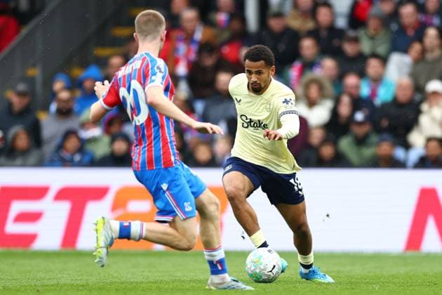 Iliman Ndiaye of Everton takes on Adam Wharton of Crystal Palace Crystal Palace v Everton, Premier League, Football, Selhurst Park, London , UK - 10 May 2026London Selhurst Park United Kingdom EDITORIAL USE ONLY No use with unauthorised audio, video, data, fixture lists, club league logos or live services. Online in-match use limited to 120 images, no video emulation. No use in betting, games or single club league player publications. Copyright: xSimonxDael Shutterstockx 16868420cl