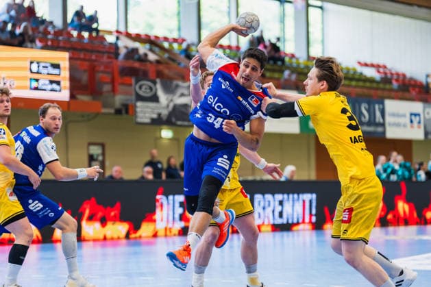 Yonatan Dayan (HBW Balingen-Weilstetten, 34) beim Wurf gestoert von Lars Jagieniak (HSG Krefeld Niederrhein, 33) HSG Krefeld Niederrhein vs. HBW Balingen-Weilstetten, Handball, 2.HBL, 31.Spieltag, Saison 2025 26, 10.05.2026, HSG Krefeld Niederrhein vs. HBW Balingen-Weilstetten, Handball, 2.HBL, 31.Spieltag, Saison 2025 26, 10.05.2026 Krefeld Copyright: xEibner-Pressefoto LukasxBaldygax EP_LBA