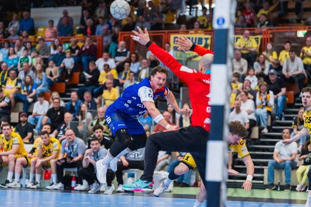 Mex Raguse (HBW Balingen-Weilstetten, 06) beim Sprungwurf, Pau Guitart (HSG Krefeld Niederrhein, 12) versucht zu halten HSG Krefeld Niederrhein vs. HBW Balingen-Weilstetten, Handball, 2.HBL, 31.Spieltag, Saison 2025 26, 10.05.2026, HSG Krefeld Niederrhein vs. HBW Balingen-Weilstetten, Handball, 2.HBL, 31.Spieltag, Saison 2025 26, 10.05.2026 Krefeld Copyright: xEibner-Pressefoto LukasxBaldygax EP_LBA