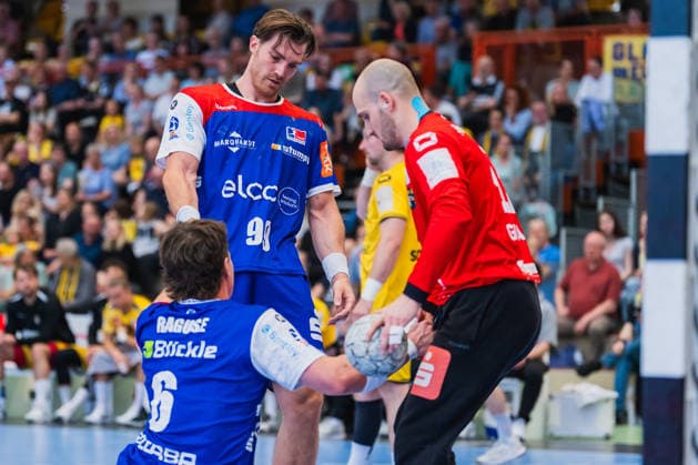 99hbw und Pau Guitart (HSG Krefeld Niederrhein, 12) helfen Mex Raguse (HBW Balingen-Weilstetten, 06) auf HSG Krefeld Niederrhein vs. HBW Balingen-Weilstetten, Handball, 2.HBL, 31.Spieltag, Saison 2025 26, 10.05.2026, HSG Krefeld Niederrhein vs. HBW Balingen-Weilstetten, Handball, 2.HBL, 31.Spieltag, Saison 2025 26, 10.05.2026 Krefeld Copyright: xEibner-Pressefoto LukasxBaldygax EP_LBA