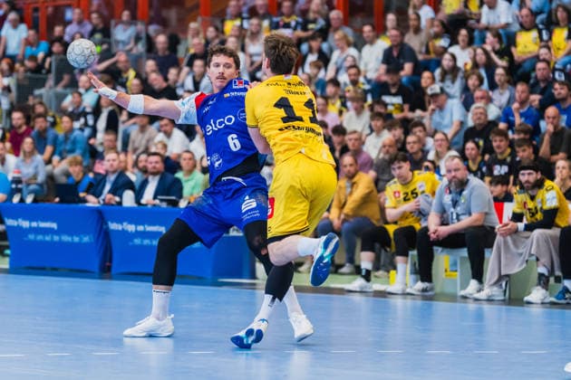 Mex Raguse (HBW Balingen-Weilstetten, 06) im Zweikampf mit Lucas Schneider (HSG Krefeld Niederrhein, 11) beim Pass HSG Krefeld Niederrhein vs. HBW Balingen-Weilstetten, Handball, 2.HBL, 31.Spieltag, Saison 2025 26, 10.05.2026, HSG Krefeld Niederrhein vs. HBW Balingen-Weilstetten, Handball, 2.HBL, 31.Spieltag, Saison 2025 26, 10.05.2026 Krefeld Copyright: xEibner-Pressefoto LukasxBaldygax EP_LBA