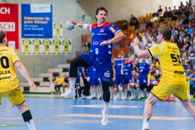 Mex Raguse (HBW Balingen-Weilstetten, 06) beim Sprung mit dem Ball, Niklas Ingenpass (HSG Krefeld Niederrhein, 55) HSG Krefeld Niederrhein vs. HBW Balingen-Weilstetten, Handball, 2.HBL, 31.Spieltag, Saison 2025 26, 10.05.2026, HSG Krefeld Niederrhein vs. HBW Balingen-Weilstetten, Handball, 2.HBL, 31.Spieltag, Saison 2025 26, 10.05.2026 Krefeld Copyright: xEibner-Pressefoto LukasxBaldygax EP_LBA