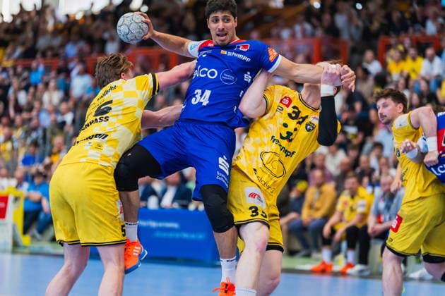 Niklas Ingenpass (HSG Krefeld Niederrhein, 55) und Lars Jagieniak (HSG Krefeld Niederrhein, 33) halten beide Yonatan Dayan (HBW Balingen-Weilstetten, 34) beim Wurf HSG Krefeld Niederrhein vs. HBW Balingen-Weilstetten, Handball, 2.HBL, 31.Spieltag, Saison 2025 26, 10.05.2026, HSG Krefeld Niederrhein vs. HBW Balingen-Weilstetten, Handball, 2.HBL, 31.Spieltag, Saison 2025 26, 10.05.2026 Krefeld Copyright: xEibner-Pressefoto LukasxBaldygax EP_LBA
