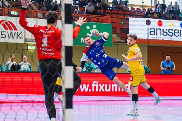 Finn Rüspeler (HSG Krefeld Niederrhein, 01) im Tor wartet auf den Wurf von Merlin Fuß (HBW Balingen-Weilstetten, 13) beim Sprungwurf, Niklas Michalski (HSG Krefeld Niederrhein, 25) kommt zu spaet HSG Krefeld Niederrhein vs. HBW Balingen-Weilstetten, Handball, 2.HBL, 31.Spieltag, Saison 2025 26, 10.05.2026, HSG Krefeld Niederrhein vs. HBW Balingen-Weilstetten, Handball, 2.HBL, 31.Spieltag, Saison 2025 26, 10.05.2026 Krefeld Copyright: xEibner-Pressefoto LukasxBaldygax EP_LBA
