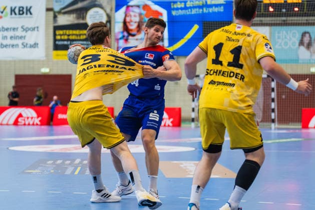 Lars Jagieniak (HSG Krefeld Niederrhein, 33) wird von Yonatan Dayan (HBW Balingen-Weilstetten, 34) am Trikot gezogen und hat den Ball, Lucas Schneider (HSG Krefeld Niederrhein, 11) HSG Krefeld Niederrhein vs. HBW Balingen-Weilstetten, Handball, 2.HBL, 31.Spieltag, Saison 2025 26, 10.05.2026, HSG Krefeld Niederrhein vs. HBW Balingen-Weilstetten, Handball, 2.HBL, 31.Spieltag, Saison 2025 26, 10.05.2026 Krefeld Copyright: xEibner-Pressefoto LukasxBaldygax EP_LBA
