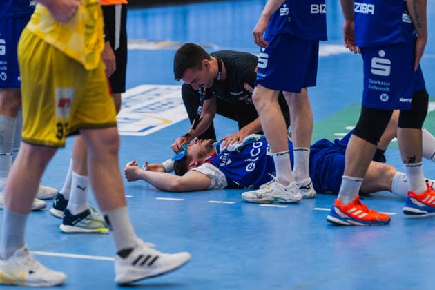 Csaba Leimeter (HBW Balingen-Weilstetten, 55) am Boden mit Kopfschmerzen HSG Krefeld Niederrhein vs. HBW Balingen-Weilstetten, Handball, 2.HBL, 31.Spieltag, Saison 2025 26, 10.05.2026, HSG Krefeld Niederrhein vs. HBW Balingen-Weilstetten, Handball, 2.HBL, 31.Spieltag, Saison 2025 26, 10.05.2026 Krefeld Copyright: xEibner-Pressefoto LukasxBaldygax EP_LBA