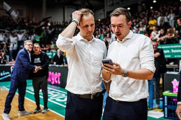 Jacques Schneider (Gladiators Trier) und Co Trainer Philipp Steiger schauen gespannt auf die Ergebnisse, Vet Concept Gladiators Trier vs MBC Syntainics, Basketball, easyCredit BBL, 34. Spieltag, Saison 2025 2026, 10.05.2026 Vet Concept Gladiators Trier vs MBC Syntainics, Basketball, easyCredit BBL, 34. Spieltag, Saison 2025 2026, 10.05.2026 Copyright: xEibner-Pressefoto AlexanderxNeisx EP_ANS