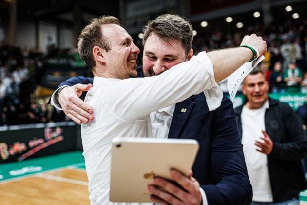 Jacques Schneider (Gladiators Trier) und Co Trainer Kevin Oberlack,, bejubeln den Einzug in die Playins Vet Concept Gladiators Trier vs MBC Syntainics, Basketball, easyCredit BBL, 34. Spieltag, Saison 2025 2026, 10.05.2026 Vet Concept Gladiators Trier vs MBC Syntainics, Basketball, easyCredit BBL, 34. Spieltag, Saison 2025 2026, 10.05.2026 Copyright: xEibner-Pressefoto AlexanderxNeisx EP_ANS
