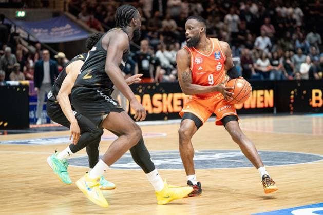 John Newman III (Nr. 9 Chemnitz 99ers) gegen Oluwasimisola Shittu (Nr. 45 Basketball Loewen Braunschweig) GER, Basketball Loewen Braunschweig gegen Chemnitz 99ers, Basketball, easyCredit BBL, Woche 34, Spielzeit 2025 26, 10.05.2026 GER, Basketball Loewen Braunschweig gegen Chemnitz 99ers, Basketball, easyCredit BBL, Woche 34, Spielzeit 2025 26, 10.05.2026 Braunschweig Copyright: xEibner-Pressefoto DanielxREINELTx EP_DRT