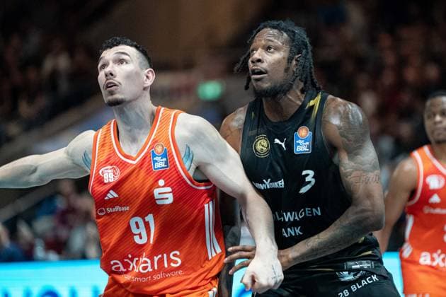 Yordan Minchev (Nr. 91 Chemnitz 99ers) und Jushua Hawley (Nr. 3 Basketball Loewen Braunschweig) GER, Basketball Loewen Braunschweig gegen Chemnitz 99ers, Basketball, easyCredit BBL, Woche 34, Spielzeit 2025 26, 10.05.2026 GER, Basketball Loewen Braunschweig gegen Chemnitz 99ers, Basketball, easyCredit BBL, Woche 34, Spielzeit 2025 26, 10.05.2026 Braunschweig Copyright: xEibner-Pressefoto DanielxREINELTx EP_DRT