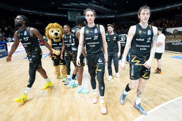 Oluwasimisola Shittu (Nr. 45 Basketball Loewen Braunschweig) Kaza Kajami-Keane (Nr. 24 Basketball Loewen Braunschweig) Jushua Hawley (Nr. 3 Basketball Loewen Braunschweig) Leonhard Laar (Nr. 21 Basketball Loewen Braunschweig) Benny Schroeder (Nr. 2 Basketball Loewen Braunschweig) nach Abpfiff GER, Basketball Loewen Braunschweig gegen Chemnitz 99ers, Basketball, easyCredit BBL, Woche 34, Spielzeit 2025 26, 10.05.2026 GER, Basketball Loewen Braunschweig gegen Chemnitz 99ers, Basketball, easyCredit BBL, Woche 34, Spielzeit 2025 26, 10.05.2026 Braunschweig Copyright: xEibner-Pressefoto DanielxREINELTx EP_DRT