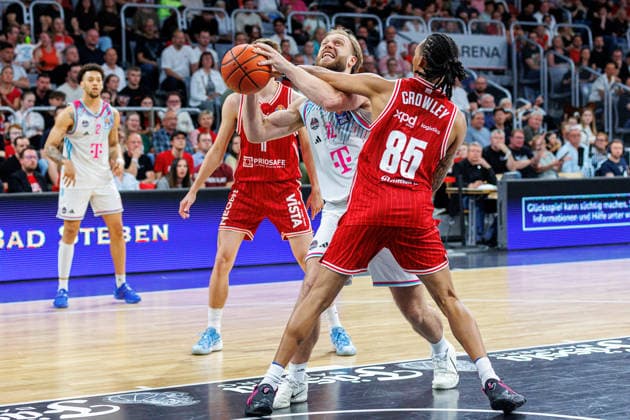 Melvin Jostmann (Telekom Baskets Bonn, 12), Austin Crowley (BMA365 Bamberg Baskets, 85), BMA365 Bamberg Baskets vs. Telekom Baskets Bonn, Basketball, easyCredit BBL, 34. Spieltag, 10.05.2026 BMA365 Bamberg Baskets vs. Telekom Baskets Bonn, Basketball, easyCredit BBL, 34. Spieltag, 10.05.2026 Bamberg Copyright: xEibner-Pressefoto G.xSantemizx EP_EER