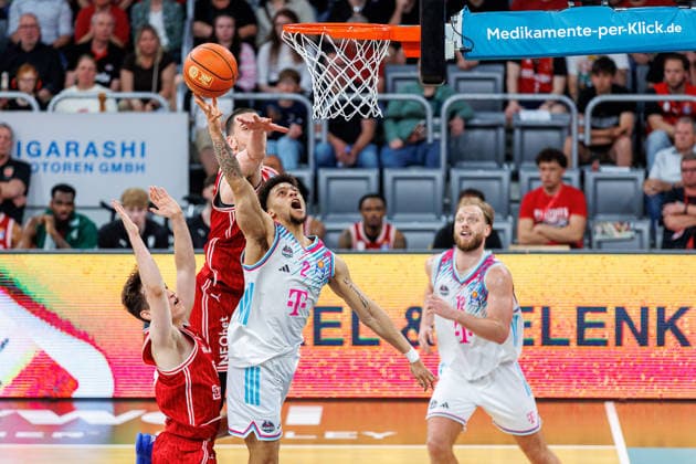 Adrian Petkovic (BMA365 Bamberg Baskets, 15), Alijah Comithier (Telekom Baskets Bonn, 02), Daniel Keppeler (BMA365 Bamberg Baskets, 31), BMA365 Bamberg Baskets vs. Telekom Baskets Bonn, Basketball, easyCredit BBL, 34. Spieltag, 10.05.2026 BMA365 Bamberg Baskets vs. Telekom Baskets Bonn, Basketball, easyCredit BBL, 34. Spieltag, 10.05.2026 Bamberg Copyright: xEibner-Pressefoto G.xSantemizx EP_EER