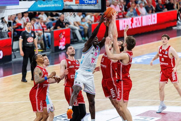 Austin Crowley (BMA365 Bamberg Baskets, 85), Daniel Keppeler (BMA365 Bamberg Baskets, 31), Kur Jongkuch (Telekom Baskets Bonn, 15), Moritz Krimmer (BMA365 Bamberg Baskets, 27), Zachary Ensminger (BMA365 Bamberg Baskets, 01), BMA365 Bamberg Baskets vs. Telekom Baskets Bonn, Basketball, easyCredit BBL, 34. Spieltag, 10.05.2026 BMA365 Bamberg Baskets vs. Telekom Baskets Bonn, Basketball, easyCredit BBL, 34. Spieltag, 10.05.2026 Bamberg Copyright: xEibner-Pressefoto G.xSantemizx EP_EER