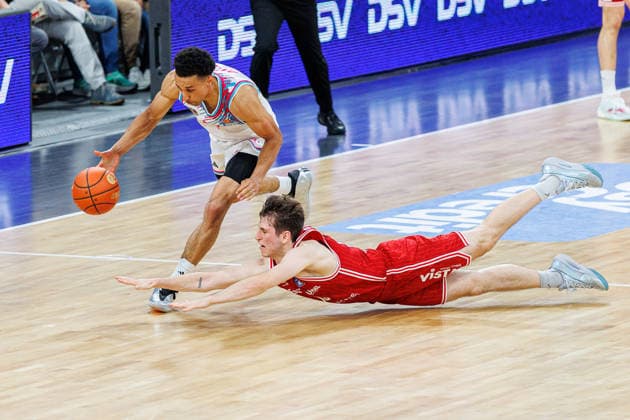 Joel Aminu (Telekom Baskets Bonn, 21), Adrian Petkovic (BMA365 Bamberg Baskets, 15), BMA365 Bamberg Baskets vs. Telekom Baskets Bonn, Basketball, easyCredit BBL, 34. Spieltag, 10.05.2026 BMA365 Bamberg Baskets vs. Telekom Baskets Bonn, Basketball, easyCredit BBL, 34. Spieltag, 10.05.2026 Bamberg Copyright: xEibner-Pressefoto G.xSantemizx EP_EER