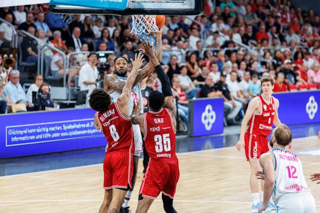 Jeff Garrett Jr. (Telekom Baskets Bonn, 04), Demarcus Demonia (BMA365 Bamberg Baskets, 08), Ejiofor Onu (BMA365 Bamberg Baskets, 35), BMA365 Bamberg Baskets vs. Telekom Baskets Bonn, Basketball, easyCredit BBL, 34. Spieltag, 10.05.2026 BMA365 Bamberg Baskets vs. Telekom Baskets Bonn, Basketball, easyCredit BBL, 34. Spieltag, 10.05.2026 Bamberg Copyright: xEibner-Pressefoto G.xSantemizx EP_EER