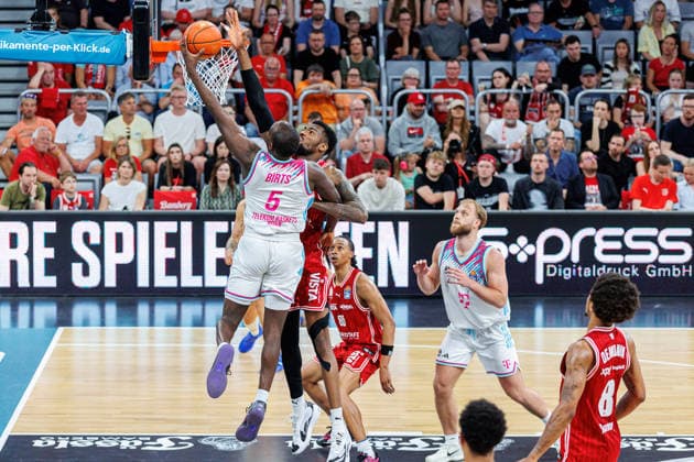 Tylan Birts (Telekom Baskets Bonn, 05), Ejiofor Onu (BMA365 Bamberg Baskets, 35), BMA365 Bamberg Baskets vs. Telekom Baskets Bonn, Basketball, easyCredit BBL, 34. Spieltag, 10.05.2026 BMA365 Bamberg Baskets vs. Telekom Baskets Bonn, Basketball, easyCredit BBL, 34. Spieltag, 10.05.2026 Bamberg Copyright: xEibner-Pressefoto G.xSantemizx EP_EER