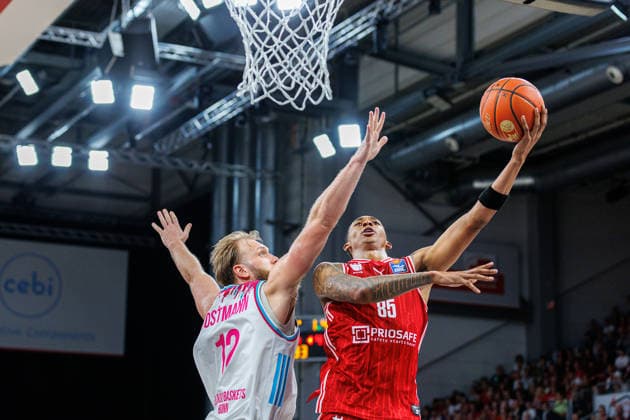 Melvin Jostmann (Telekom Baskets Bonn, 12), Austin Crowley (BMA365 Bamberg Baskets, 85), BMA365 Bamberg Baskets vs. Telekom Baskets Bonn, Basketball, easyCredit BBL, 34. Spieltag, 10.05.2026 BMA365 Bamberg Baskets vs. Telekom Baskets Bonn, Basketball, easyCredit BBL, 34. Spieltag, 10.05.2026 Bamberg Copyright: xEibner-Pressefoto G.xSantemizx EP_EER