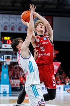Kenan Reinhart (Telekom Baskets Bonn, 08), Nico Hoellerl (BMA365 Bamberg Baskets, 55), BMA365 Bamberg Baskets vs. Telekom Baskets Bonn, Basketball, easyCredit BBL, 34. Spieltag, 10.05.2026 BMA365 Bamberg Baskets vs. Telekom Baskets Bonn, Basketball, easyCredit BBL, 34. Spieltag, 10.05.2026 Bamberg Copyright: xEibner-Pressefoto G.xSantemizx EP_EER