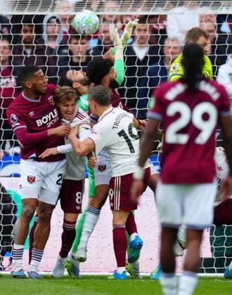 West Ham have an equaliser deep into injury time ruled out after a VAR review following a foul by Pablo of West Ham United grabbing the arm of Arsenal Goalkeeper David Raya West Ham United v Arsenal, Premier League, Football, London Stadium, London , UK - 10 May 2026London London Stadium United Kingdom EDITORIAL USE ONLY No use with unauthorised audio, video, data, fixture lists, club league logos or live services. Online in-match use limited to 120 images, no video emulation. No use in betting, games or single club league player publications. Copyright: xJavierxGarcia Shutterstockx 16861795bb