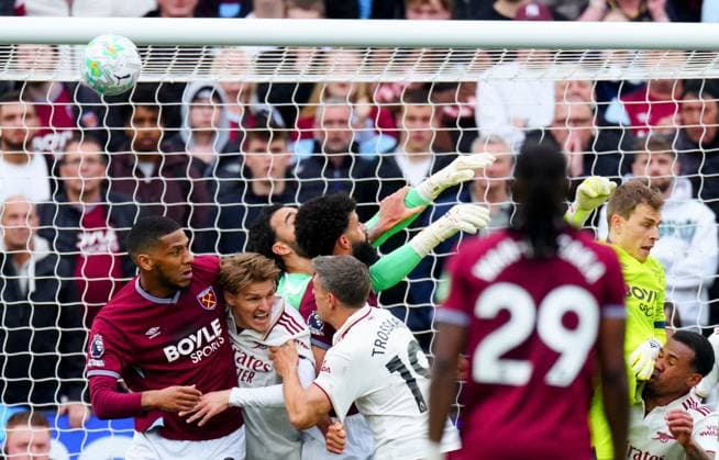 West Ham have an equaliser deep into injury time ruled out after a VAR review following a foul by Pablo of West Ham United grabbing the arm of Arsenal Goalkeeper David Raya West Ham United v Arsenal, Premier League, Football, London Stadium, London , UK - 10 May 2026London London Stadium United Kingdom EDITORIAL USE ONLY No use with unauthorised audio, video, data, fixture lists, club league logos or live services. Online in-match use limited to 120 images, no video emulation. No use in betting, games or single club league player publications. Copyright: xJavierxGarcia Shutterstockx 16861795bd