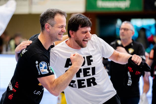 Krefeld, 10.05.2026, Handball, Herren, 2. Bundesliga, 31. Spieltag, 2025 2026: HSG Krefeld Niederrhein HBW Balingen-Weilstetten Grenzenloser jubel direkt nach Schlusspfiff Matthias Flohr (HBW Balingen-Weilstetten, Trainer, li.) und Tobias Hotz (HBW Balingen-Weilstetten, Co-Trainer, re.)
