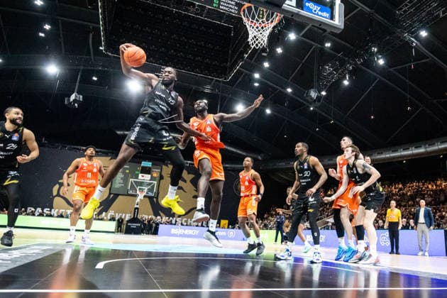 GER, easy-Credit Basketball-Bundesliga, Basketball Löwen Braunschweig - Niners Chemnitz. 10.05.2026, Volkswagenhalle, Braunschweig, GER, easy-Credit Basketball-Bundesliga, Basketball Löwen Braunschweig - Niners Chemnitz. Oluwasimisola Shittu (Basketball Löwen Braunschweig, 45), Amadou Sow (Niners Chemnitz, 12) Â Foto Alexander Trienitz Braunschweig Volkswagenhalle Niedersachsen Deutschland