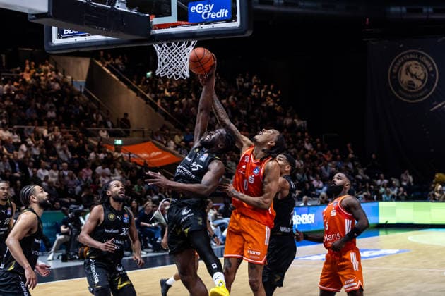 GER, easy-Credit Basketball-Bundesliga, Basketball Löwen Braunschweig - Niners Chemnitz. 10.05.2026, Volkswagenhalle, Braunschweig, GER, easy-Credit Basketball-Bundesliga, Basketball Löwen Braunschweig - Niners Chemnitz. Oluwasimisola Shittu (Basketball Löwen Braunschweig, 45), Kevin Yebo (Niners Chemnitz, 0) Â Foto Alexander Trienitz Braunschweig Volkswagenhalle Niedersachsen Deutschland
