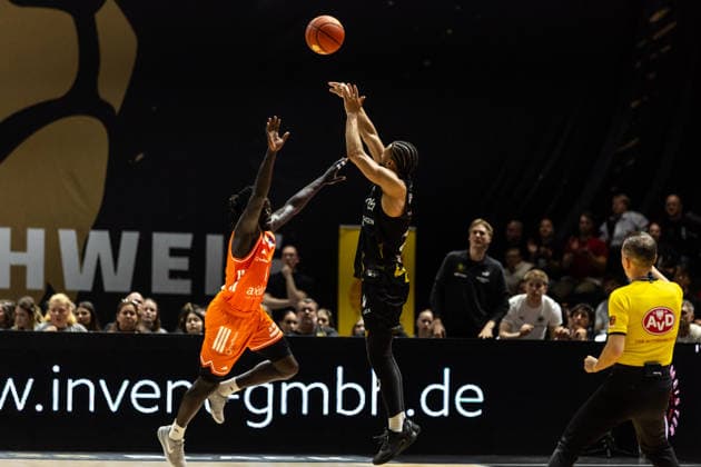 GER, easy-Credit Basketball-Bundesliga, Basketball Löwen Braunschweig - Niners Chemnitz. 10.05.2026, Volkswagenhalle, Braunschweig, GER, easy-Credit Basketball-Bundesliga, Basketball Löwen Braunschweig - Niners Chemnitz. Kaza Kajami-Keane (Basketball Löwen Braunschweig, 24), Aher Uguak (Niners Chemnitz, 1) Â Foto Alexander Trienitz Braunschweig Volkswagenhalle Niedersachsen Deutschland