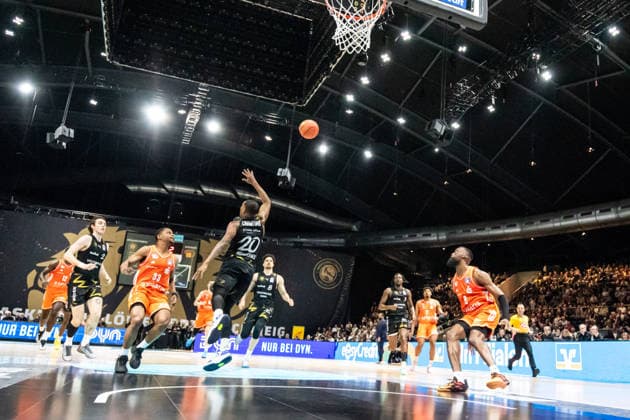 GER, easy-Credit Basketball-Bundesliga, Basketball Löwen Braunschweig - Niners Chemnitz. 10.05.2026, Volkswagenhalle, Braunschweig, GER, easy-Credit Basketball-Bundesliga, Basketball Löwen Braunschweig - Niners Chemnitz. Eric Washington (Niners Chemnitz, 33), Bryant Crawford (Basketball Löwen Braunschweig, 20), John Edward Newman III (Niners Chemnitz, 9) Â Foto Alexander Trienitz Braunschweig Volkswagenhalle Niedersachsen Deutschland