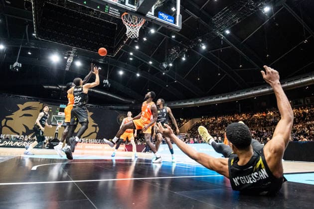 GER, easy-Credit Basketball-Bundesliga, Basketball Löwen Braunschweig - Niners Chemnitz. 10.05.2026, Volkswagenhalle, Braunschweig, GER, easy-Credit Basketball-Bundesliga, Basketball Löwen Braunschweig - Niners Chemnitz. Aher Uguak (Niners Chemnitz, 1), Kaza Kajami-Keane (Basketball Löwen Braunschweig, 24), David NGuessan (Basketball Löwen Braunschweig, 1) am Boden  Foto Alexander Trienitz Braunschweig Volkswagenhalle Niedersachsen Deutschland