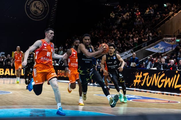GER, easy-Credit Basketball-Bundesliga, Basketball Löwen Braunschweig - Niners Chemnitz. 10.05.2026, Volkswagenhalle, Braunschweig, GER, easy-Credit Basketball-Bundesliga, Basketball Löwen Braunschweig - Niners Chemnitz. David NGuessan (Basketball Löwen Braunschweig, 1), Yordan Minchev (Niners Chemnitz, 91) Â Foto Alexander Trienitz Braunschweig Volkswagenhalle Niedersachsen Deutschland