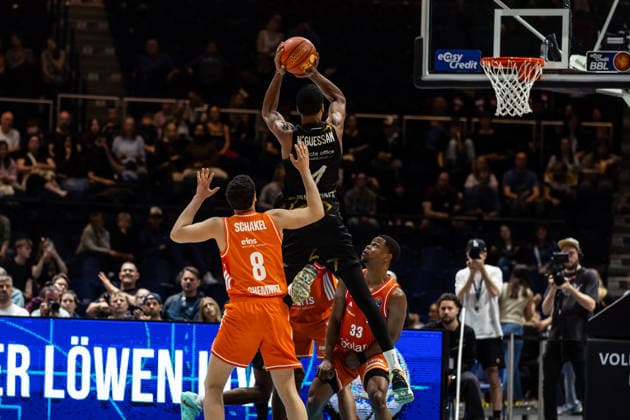 GER, easy-Credit Basketball-Bundesliga, Basketball Löwen Braunschweig - Niners Chemnitz. 10.05.2026, Volkswagenhalle, Braunschweig, GER, easy-Credit Basketball-Bundesliga, Basketball Löwen Braunschweig - Niners Chemnitz. David NGuessan (Basketball Löwen Braunschweig, 1), Jordan Schakel (Niners Chemnitz, 8) Â Foto Alexander Trienitz Braunschweig Volkswagenhalle Niedersachsen Deutschland
