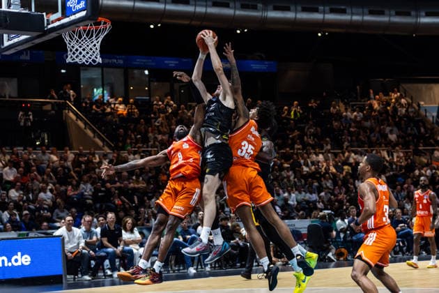 GER, easy-Credit Basketball-Bundesliga, Basketball Löwen Braunschweig - Niners Chemnitz. 10.05.2026, Volkswagenhalle, Braunschweig, GER, easy-Credit Basketball-Bundesliga, Basketball Löwen Braunschweig - Niners Chemnitz. Benjamin Schröder (Basketball Löwen Braunschweig, 2), Roman Bedime (Niners Chemnitz, 35) Â Foto Alexander Trienitz Braunschweig Volkswagenhalle Niedersachsen Deutschland