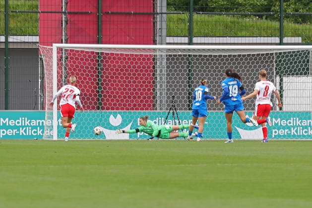 Google Pixel Frauen-Bundesliga, RB Leipzig - Bayer Leverkusen; 11.05.2026 Frühes Tor für RB Leipzig, Torwart Rafaela Borggräfe (12, Bayer Leverkusen) streckt sich vergebens, der Schuss von Lisa Baum (11, RB Leipzig) ist drin. Fußball, Google Pixel Frauen-Bundesliga, Saison 2025 2026, 25. Spieltag: RB Leipzig vs. Bayer 04 Leverkusen am 11.05.2026, Trainingszentrum Cottaweg, Leipzig. DFB REGULATIONS PROHIBIT ANY USE OF PHOTOGRAPHS AS IMAGE SEQUENCES AND OR QUASI-VIDEO. Copyright: xBEAUTIFULxSPORTS JanxKaeferx