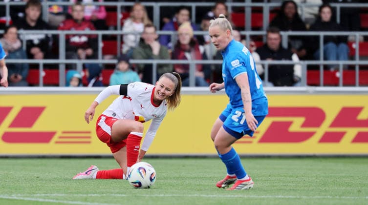 Leipzig, 11.05.2025, Red Bull Campus, Fußball, 1.Bundesliga, Frauen 25.Spieltag , RB Leipzig vs. Bayer 04 Leverkusen , Im Bild von links; Annabel Schasching ( 16, RBL), Vanessa Fudalla ( 21, LEV). , Nur zur redaktionellen Nutzung. Only editorial use. , DFL DFB regulations prohibit any use of photographs as image sequences and or quasi-video. ,