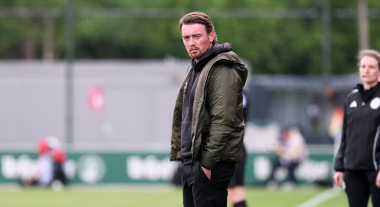 Leipzig, 11.05.2025, Red Bull Campus, Fußball, 1.Bundesliga, Frauen 25.Spieltag , RB Leipzig vs. Bayer 04 Leverkusen , Im Bild; Trainer Jonas Stephan, RB Leipzig , Nur zur redaktionellen Nutzung. Only editorial use. , DFL DFB regulations prohibit any use of photographs as image sequences and or quasi-video. ,