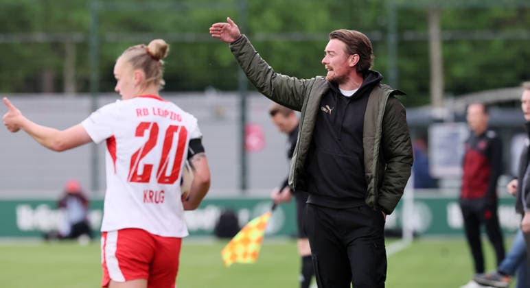 Leipzig, 11.05.2025, Red Bull Campus, Fußball, 1.Bundesliga, Frauen 25.Spieltag , RB Leipzig vs. Bayer 04 Leverkusen , Im Bild; Trainer Jonas Stephan, RB Leipzig , Nur zur redaktionellen Nutzung. Only editorial use. , DFL DFB regulations prohibit any use of photographs as image sequences and or quasi-video. ,