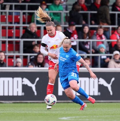 Leipzig, 11.05.2025, Red Bull Campus, Fußball, 1.Bundesliga, Frauen 25.Spieltag , RB Leipzig vs. Bayer 04 Leverkusen , Im Bild von links; Annabel Schasching ( 16, RBL), Vanessa Fudalla ( 21, LEV) , Nur zur redaktionellen Nutzung. Only editorial use. , DFL DFB regulations prohibit any use of photographs as image sequences and or quasi-video. ,