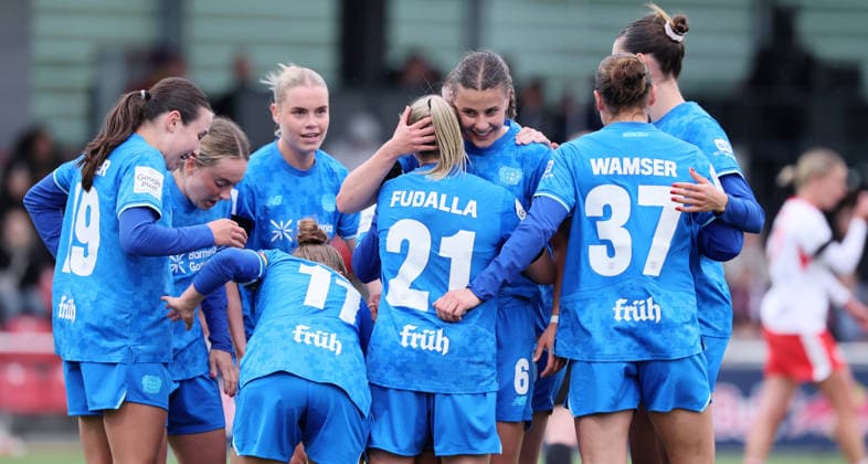 Leipzig, 11.05.2025, Red Bull Campus, Fußball, 1.Bundesliga, Frauen 25.Spieltag , RB Leipzig vs. Bayer 04 Leverkusen , Im Bild; Tor für Leverkusen. Katharina Piljic ( 6, LEV) trifft zum 1:2 und jubelt mit den Teamkollegen. , Nur zur redaktionellen Nutzung. Only editorial use. , DFL DFB regulations prohibit any use of photographs as image sequences and or quasi-video. ,