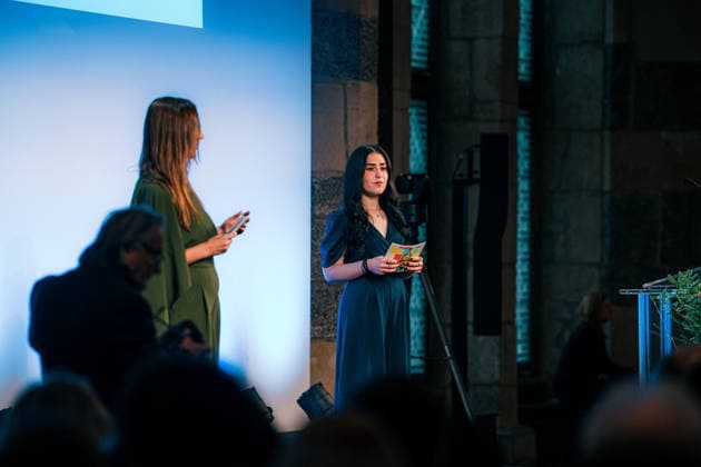 Deutschland, Aachen: Verleihung Jugendkarlspreis im Krönungssaal im Rathaus, Rahmenprogramm Karlspreis 2026 - Auszeichnung an Mario Draghi, Moderatorinnen Emma Neugebauer und Martina Monti, ehemalige Jugendkarlspreisträgerinnen Copyright: xThiemoxRudolphx