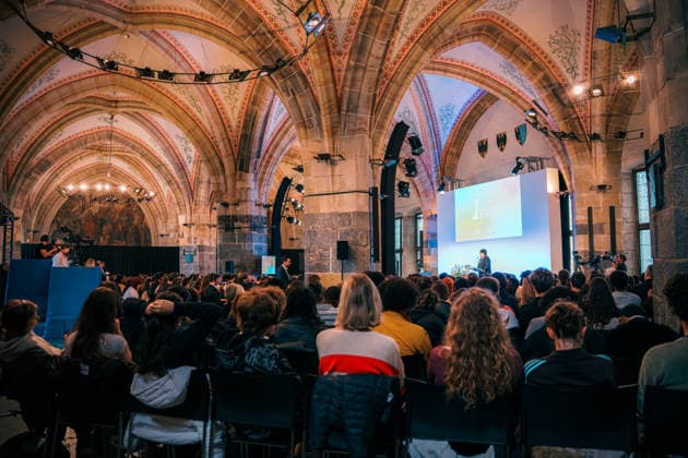 Deutschland, Aachen: Verleihung Jugendkarlspreis im Krönungssaal im Rathaus, Rahmenprogramm Karlspreis 2026 - Auszeichnung an Mario Draghi, Sabine Verheyen (CDU), 1. Vizepräsidentin EU-Parlament, kürt Gewinner-Land, Überblick, Zuschauer Copyright: xThiemoxRudolphx