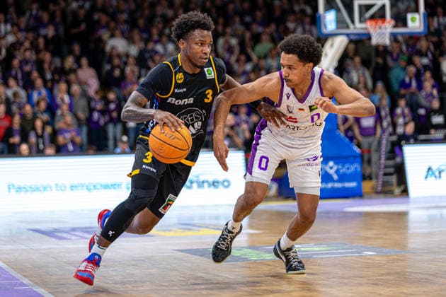 ProA, BG Goettingen vs. Bozic Estriche Kirchheim Knights, Sparkassen-Arena Goettingen; 12.05.2026 ProA, Goettingen, Germany - 12.05.2026: Charles Tyrone Harris Jr. (Bozic Estriche Kirchheim Knights, 3) am Ball gegen Nils Schmitz (BG Goettingen, 0), Barmer ProA 2. Basketball Bundesliga, Playoffs, Spiel der BG Goettingen vs. Bozic Estriche Kirchheim Knights, Sparkassen-Arena Goettingen Copyright: xBEAUTIFULxSPORTS Freudensteinx