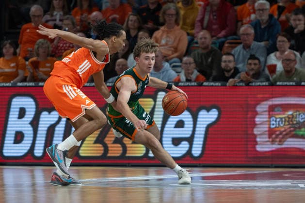 GER, Basketball, easy Credit- BBL, Play-Ins, Rasta Vechta vs VET-CONCEPT Gladiators Trier 12.05.2026, Rasta Dome, Vechta, GER, easy Credit-BBL, Play-Ins, Rasta Vechta vs VET-CONCEPT Gladiators Trier, im Bild Steven ASHWORTH ( VET-CONCEPT Gladiators Trier 1 ) Alonzo VERGE JR. ( Rasta Vechta 11 )