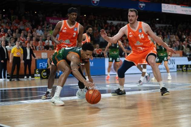 GER, Basketball, easy Credit- BBL, Play-Ins, Rasta Vechta vs VET-CONCEPT Gladiators Trier 12.05.2026, Rasta Dome, Vechta, GER, easy Credit-BBL, Play-Ins, Rasta Vechta vs VET-CONCEPT Gladiators Trier, im Bild Urald KING ( VET-CONCEPT Gladiators Trier 20 ) Malik PARSONS ( Rasta Vechta 3 ) Philipp KERKENHOFF ( Rasta Vechta 14 )