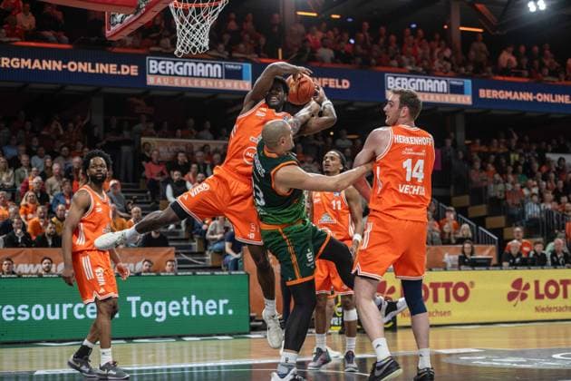 GER, Basketball, easy Credit- BBL, Play-Ins, Rasta Vechta vs VET-CONCEPT Gladiators Trier 12.05.2026, Rasta Dome, Vechta, GER, easy Credit-BBL, Play-Ins, Rasta Vechta vs VET-CONCEPT Gladiators Trier, im Bild TJ BAMBA ( Rasta Vechta 5 ) Maik ZIRBES ( VET-CONCEPT Gladiators Trier 33 ) Philipp KERKENHOFF ( Rasta Vechta 14 )