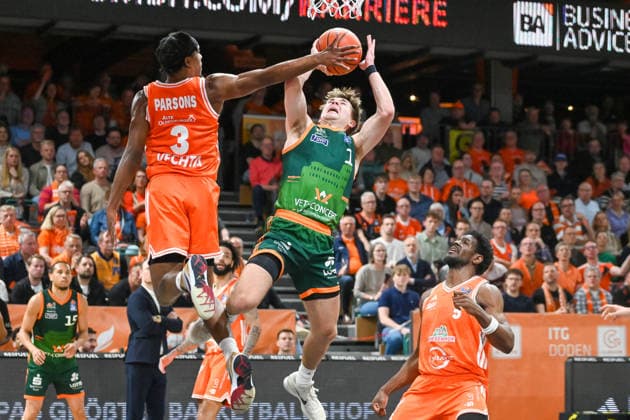 Steven Ashworth (VET-CONCEPT Gladiators Trier, 01) gegen Malik Parsons (RASTA Vechta, 03) RASTA Vechta vs. VET-CONCEPT Gladiators Trier, easyCredit Basketball Bundesliga, Play-Ins, Saison 2025 2026, 12.05.2026, RASTA Vechta vs.VET-CONCEPT Gladiators Trier, easyCredit Basketball Bundesliga, Play-Ins, Saison 2025 2026, 12.05.2026 Vechta Copyright: xEibner-Pressefoto RobertxGertzenx EP_RGN